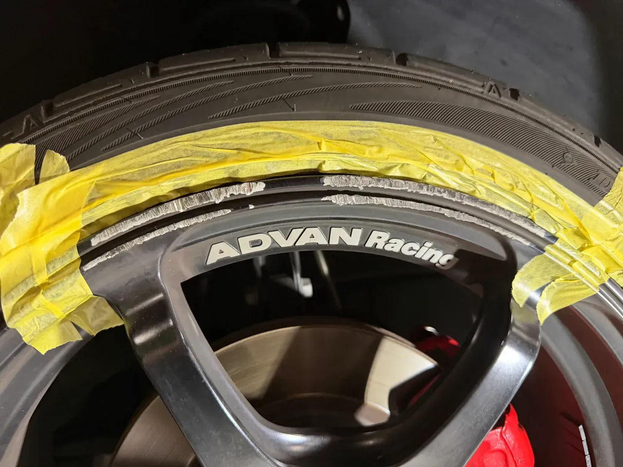 スイフトスポーツ(ZC33S)のADVAN Racing RG-4の右フロントにできた深いガリ傷