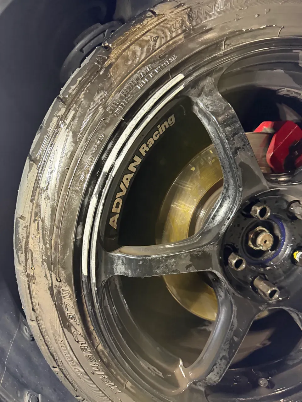 アルミパテを盛って水研ぎしたあとの右フロントのホイール