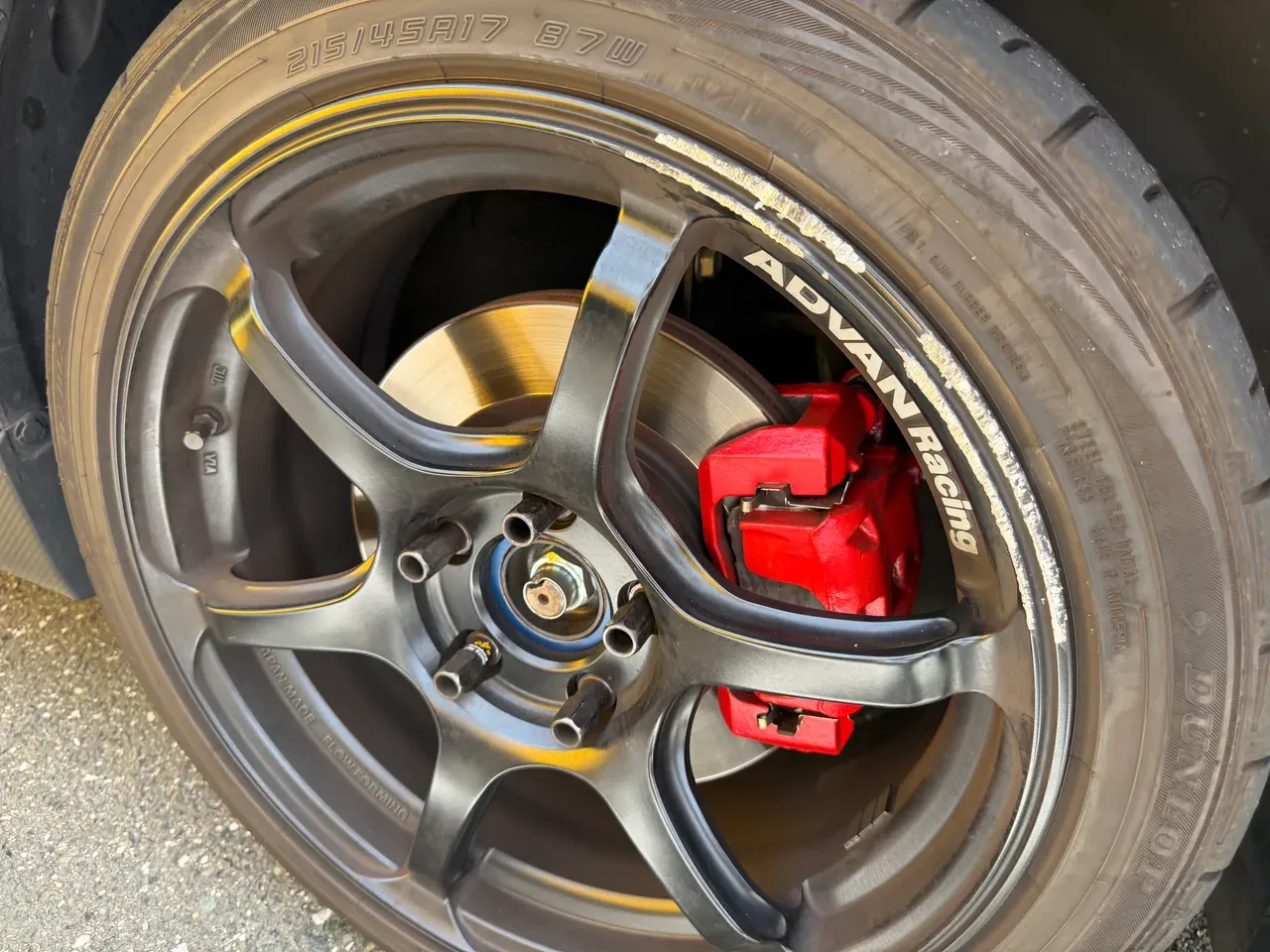 サービスエリアでガリった直後のスイフトスポーツ(ZC33S)のRG-4右フロント