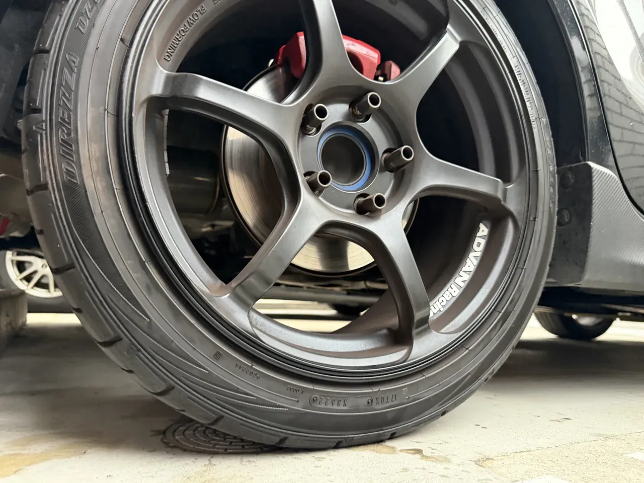 タイヤ一発!Vで艶が出たDZ102を低い位置から見たところ